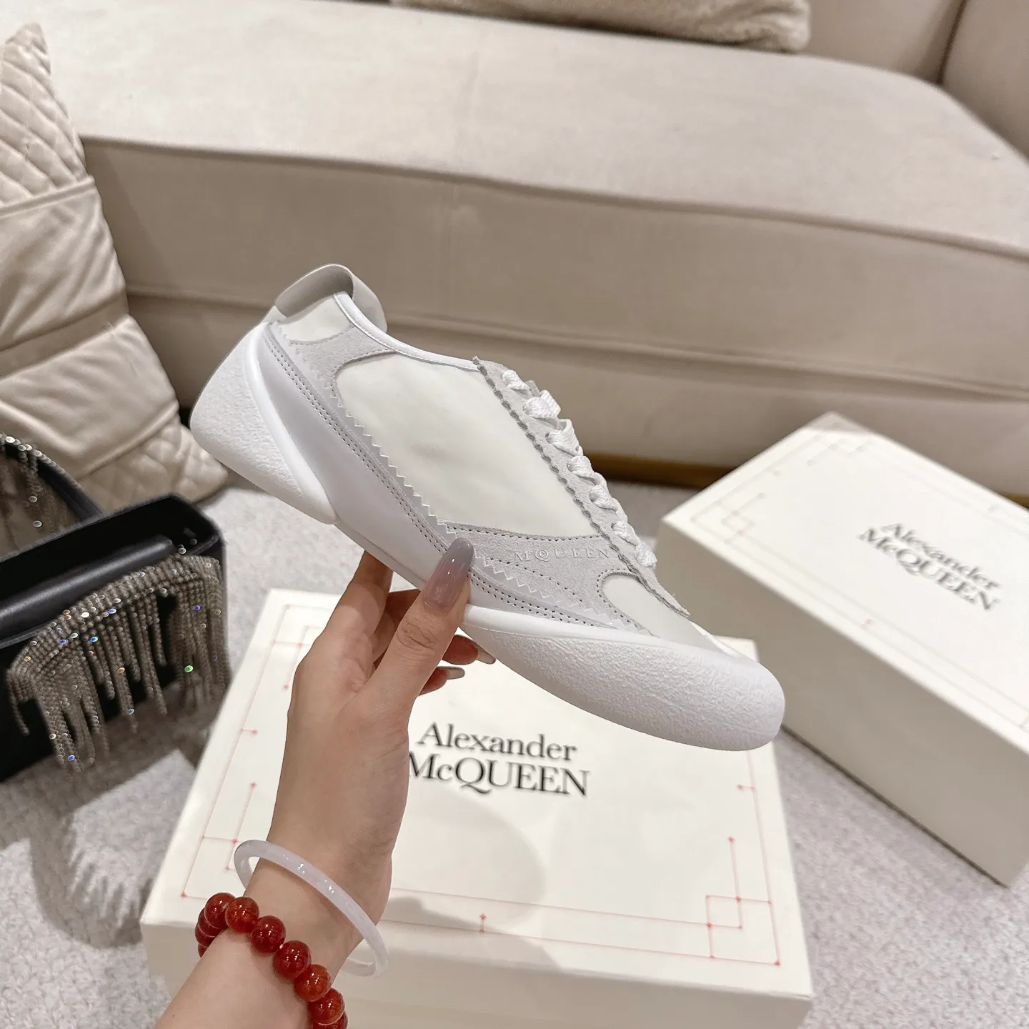 👟👟Ex-factory price 600👟👟 Men's size +10 2025 McQueen's new AIexanderMcQUEEN✅ The original quality has been certified! The original version is reproduced 1:1, and the latest lace-up casual shoes are released simultaneously. • McQueen logo • Round toe box • Lightweight segmented sole design, made of imported stretch breathable fabric + grained cowhide, soft inner lining and insole, comfortable for walking and not stuffy on the feet. Five colors: black/white·white·off-white·black/brown·yellow Fabric: grained cowhide + stretch fabric + cow suede Insole: imported sheepskin Women’s model: 35–40 (40 for women is not returnable) Men’s model: 39–45 (45 for men is not returnable)